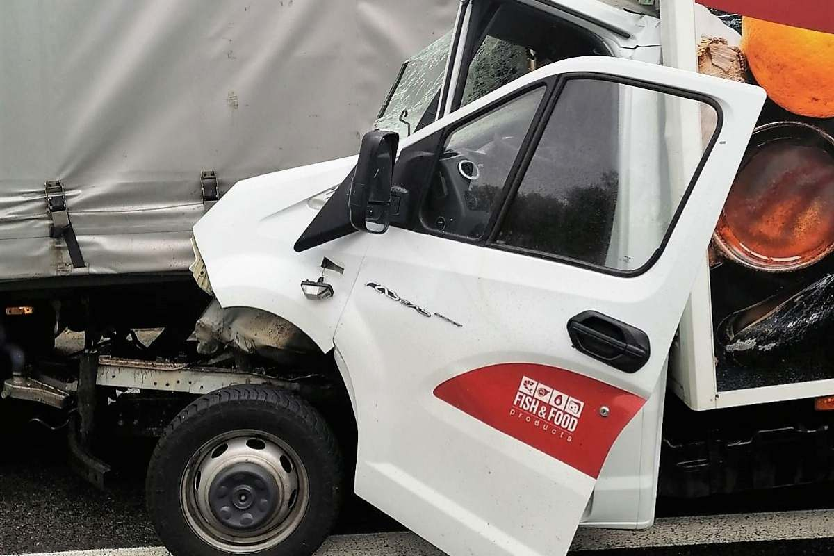 На М1 фургон ГАЗ врезался в полуприцеп фуры – пострадал водитель