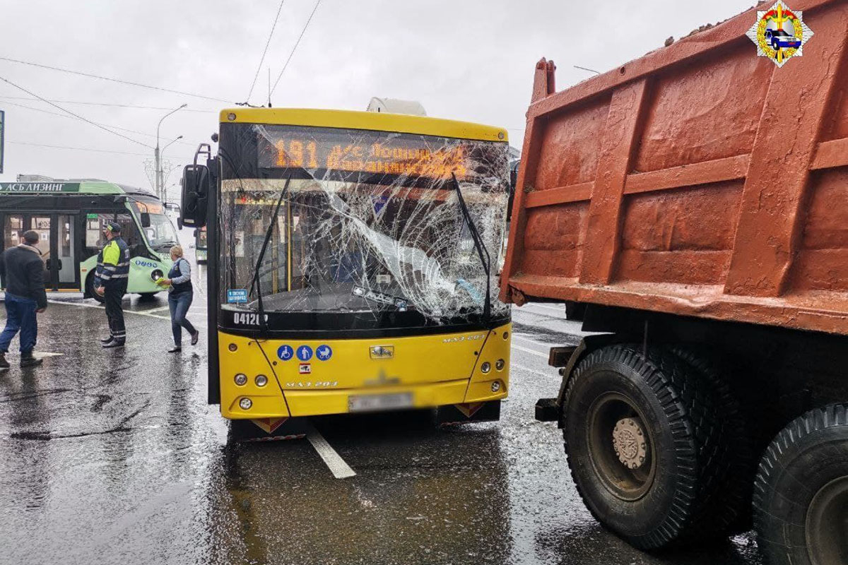 В Минске автобус МАЗ въехал в грузовик – в больницу увезли двух пассажиров