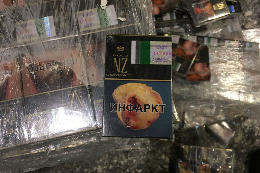 В белорусском грузовике среди груза гипсокартона нашли 6710 пачек сигарет