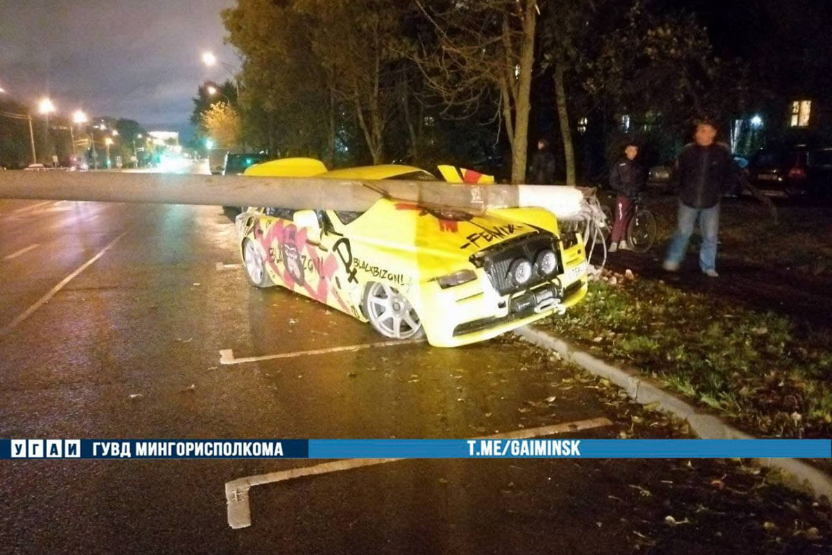 В Минске тюнингованный Rolls-Royce Wraith разбили о столб. Видео (обновлено)
