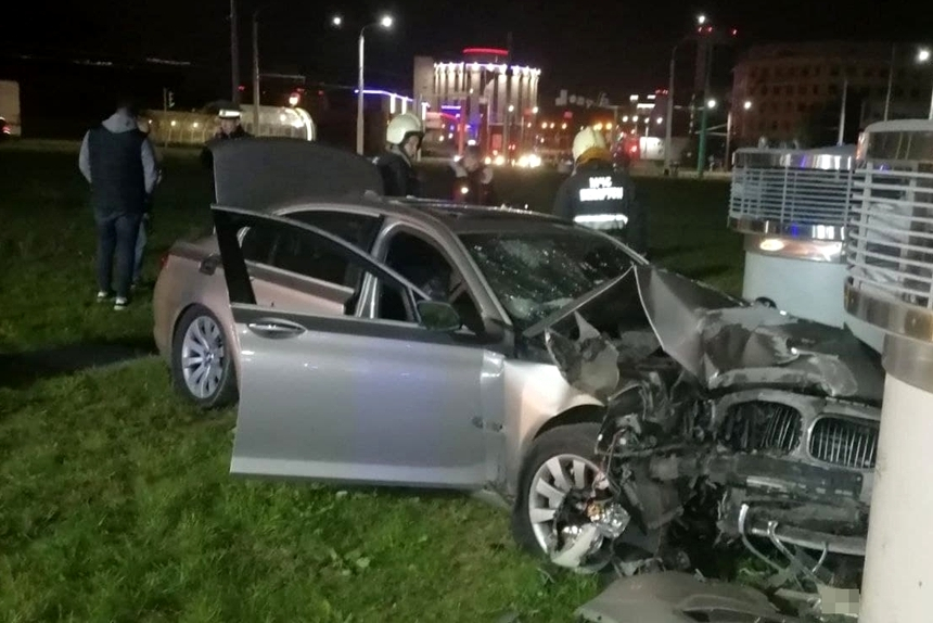 19-летний водитель на BMW в Минске врезался в вентиляционную шахту на площади Богушевича – шесть пострадавших