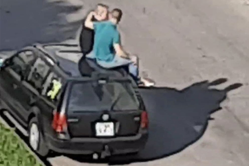 Двое мужчин сели на крышу чужого авто, чтобы поговорить. Их разыскивают из-за повреждений