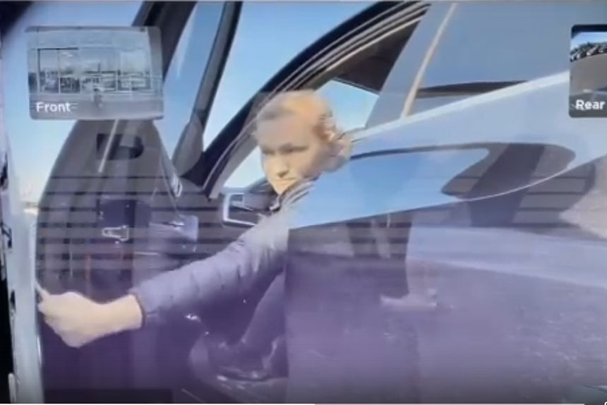 В Москве владелица BMW ключом поцарапала Tesla, но не знала, что все пишут камеры. Видео
