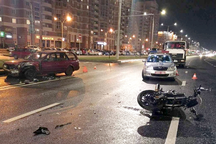 Мотоцикл врезался в "легковушку" на улице Притыцкого в Минске