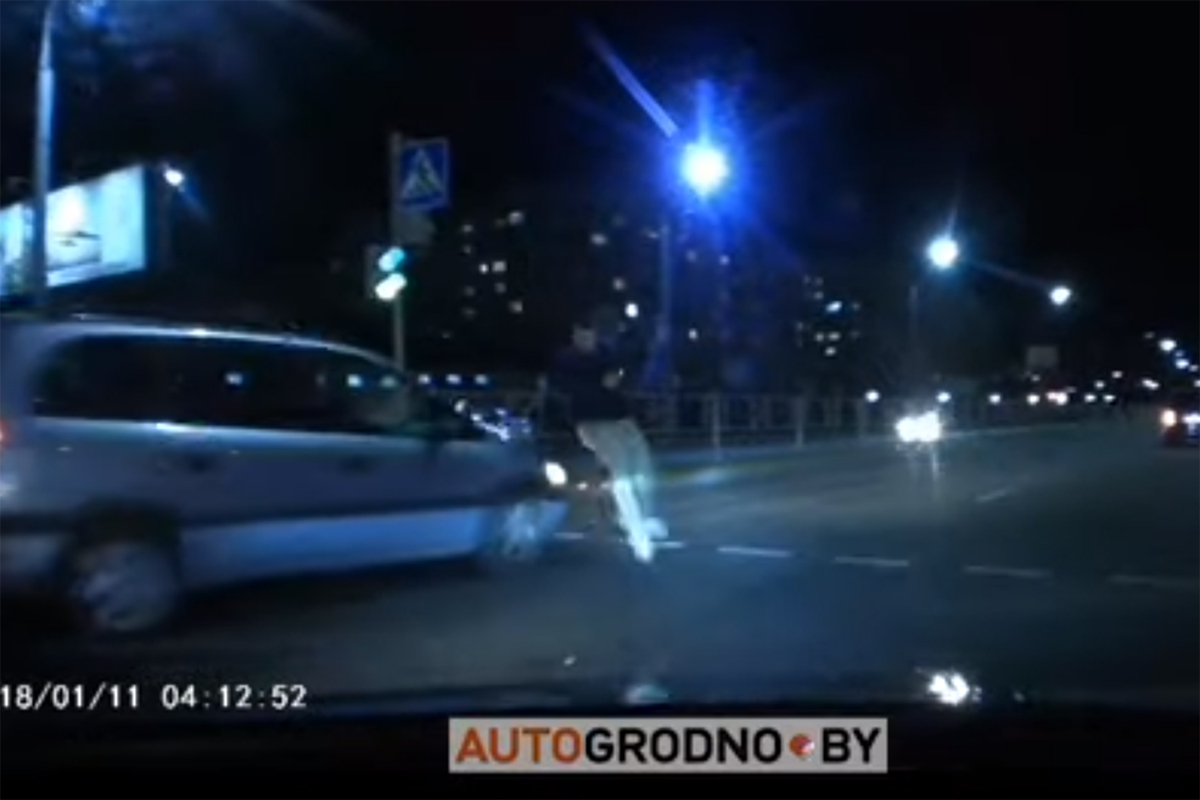 "Водитель поддал "газу", я едва успел отпрыгнуть": в Гродно Opel чуть не сбил пешехода. Видео
