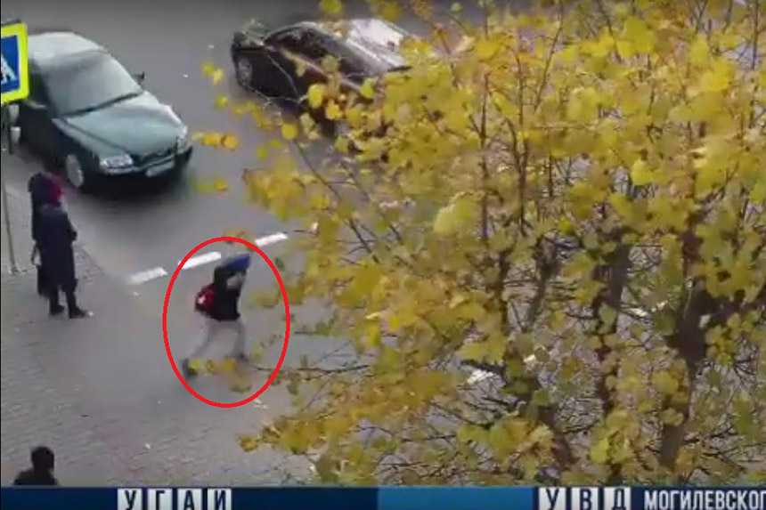 В Бобруйске водитель Volvo сбил ребенка, бежавшего по переходу. Видео