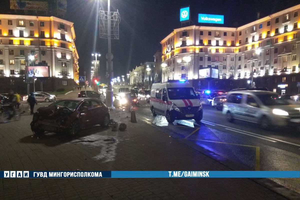 Из-за проезда на красный в центре Минска произошла авария с пострадавшими