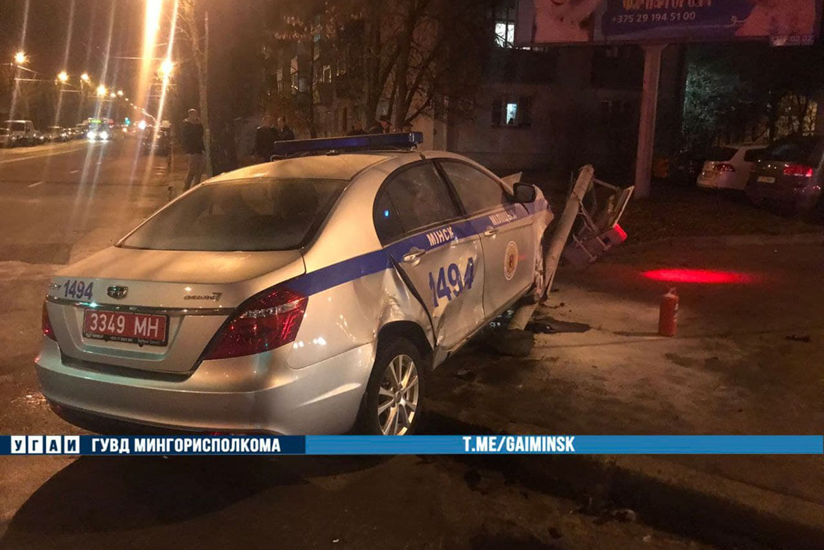 Милицейский автомобиль "снес" светофор при столкновении с авто каршеринга в Минске