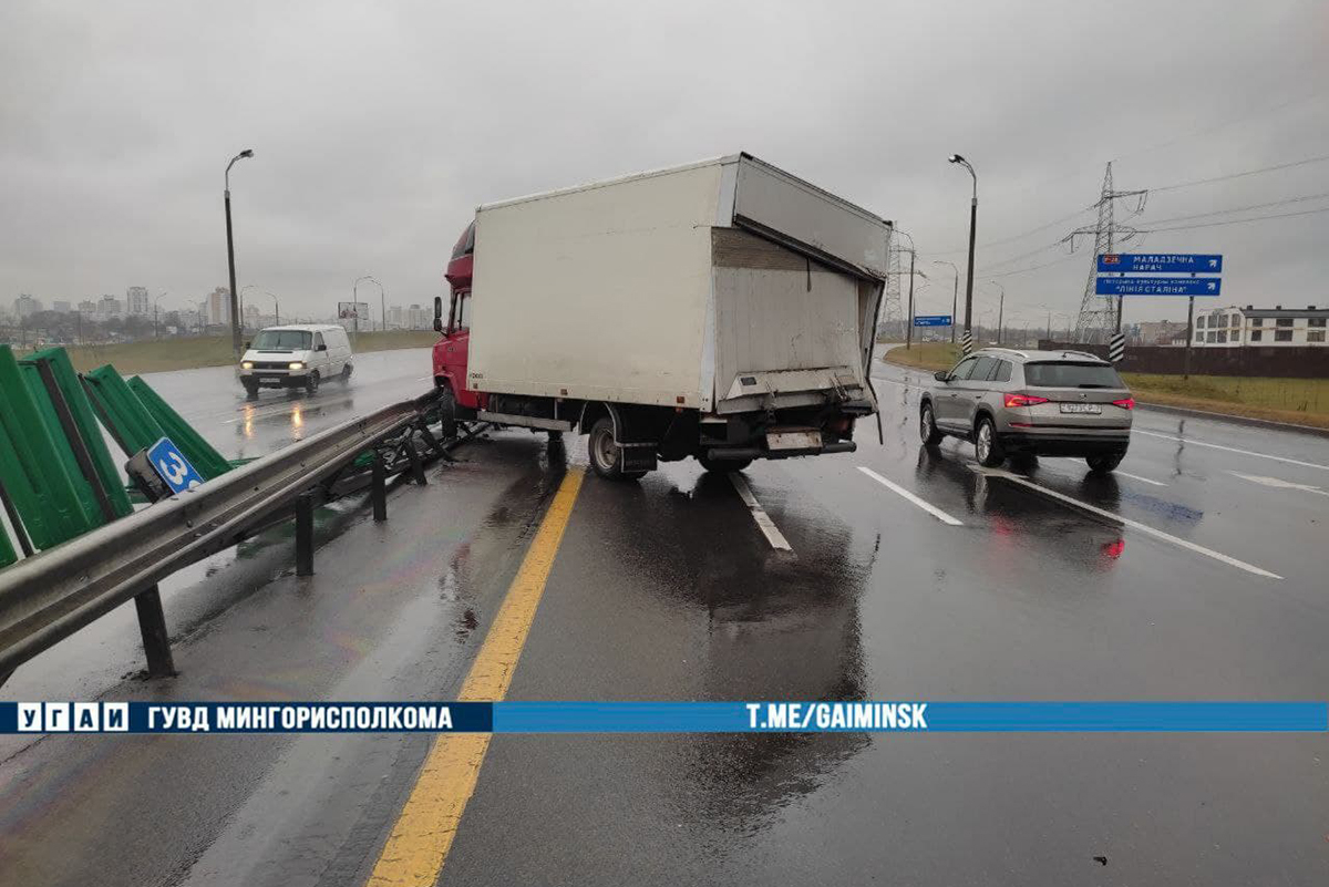 На МКАД столкнулись два грузовика