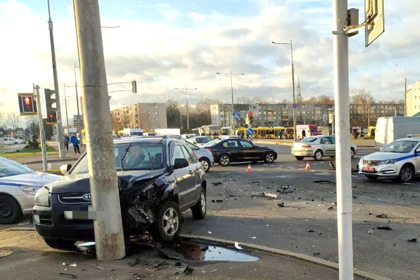 Kia отбросило в столб после столкновения с Peugeot на Уборевича в Минске – одного из водителей увезла "скорая"