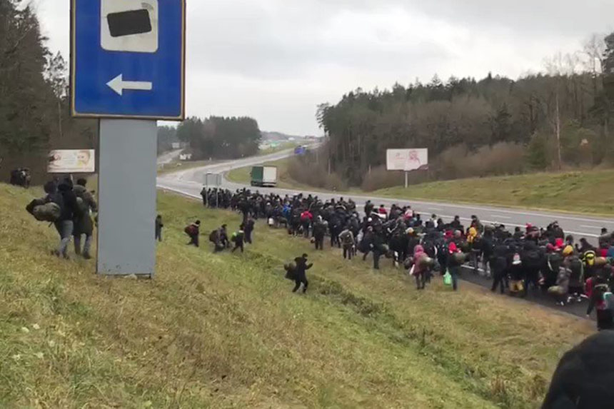 Колонна из нескольких сотен мигрантов движется по трассе в направлении "Брузгов". Видео