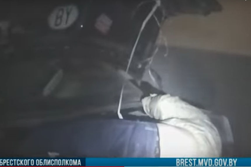 Пьяного водителя задержали в Бресте. В багажнике у него спала женщина. Видео