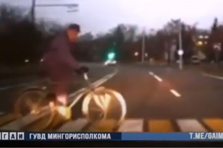 В Минске сбили велосипедиста. Видео с регистратора