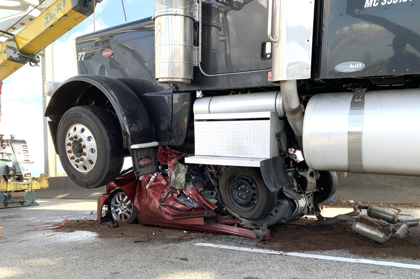 Водитель чудом выжила после того, как ее Nissan Altima раздавил тяжелый грузовик