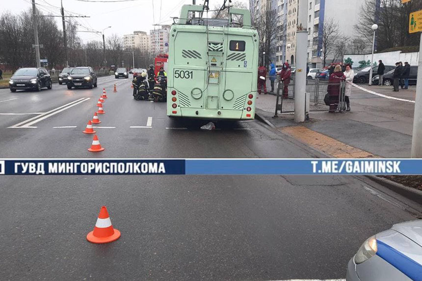 В Минске троллейбус сбил женщину на переходе – она погибла. Видео