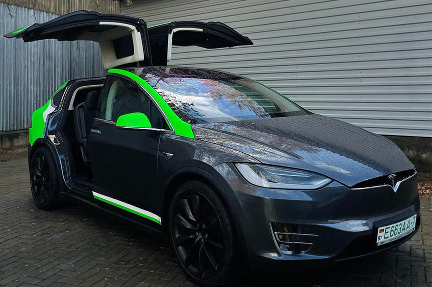 В минском каршеринге появилась Tesla Model X Dual Motor с "крыльями сокола". Сколько стоит прокатиться?