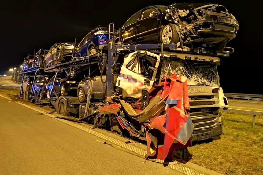 Белорусский дальнобойщик столкнулся с автовозом в Польше – повреждены грузовики и три легковых авто