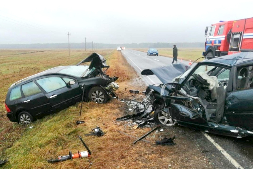 Водитель Renault пошел на обгон и столкнулся в лоб с Peugeot – серьезно пострадали три человека