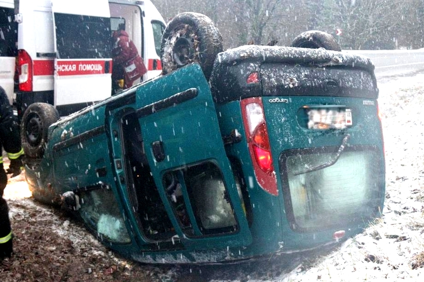 Renault Kangoo перевернулся после столкновения с Toyota – водителя пришлось деблокировать спасателям