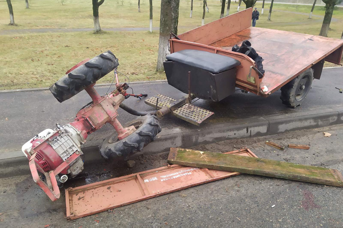 Opel в Смиловичах сбил мотоблок и въехал на братскую могилу – двое пострадавших
