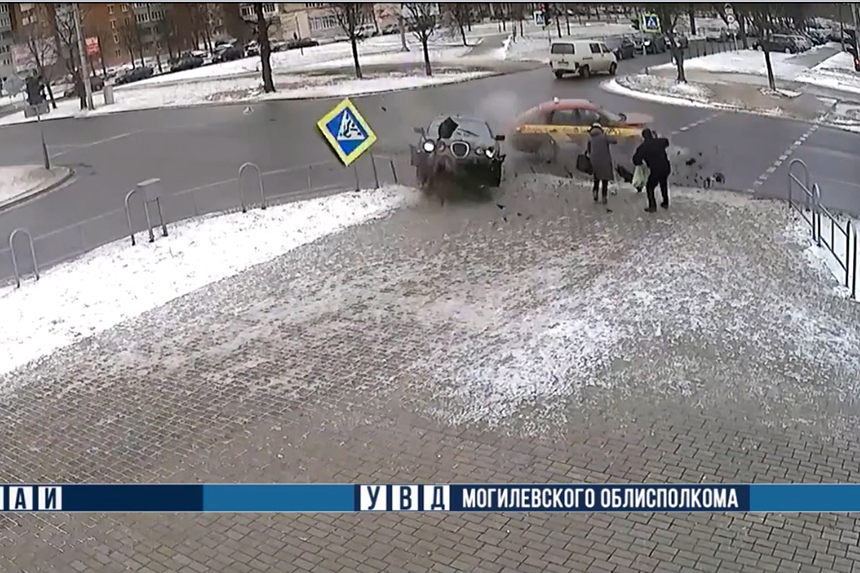 Авария в Могилеве: пешеходы чудом спаслись. Видео
