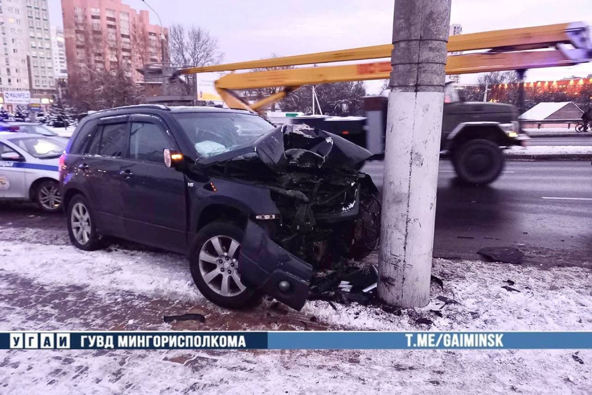 В Минске Suzuki вылетел в столб – погиб водитель. На колесах была летняя резина