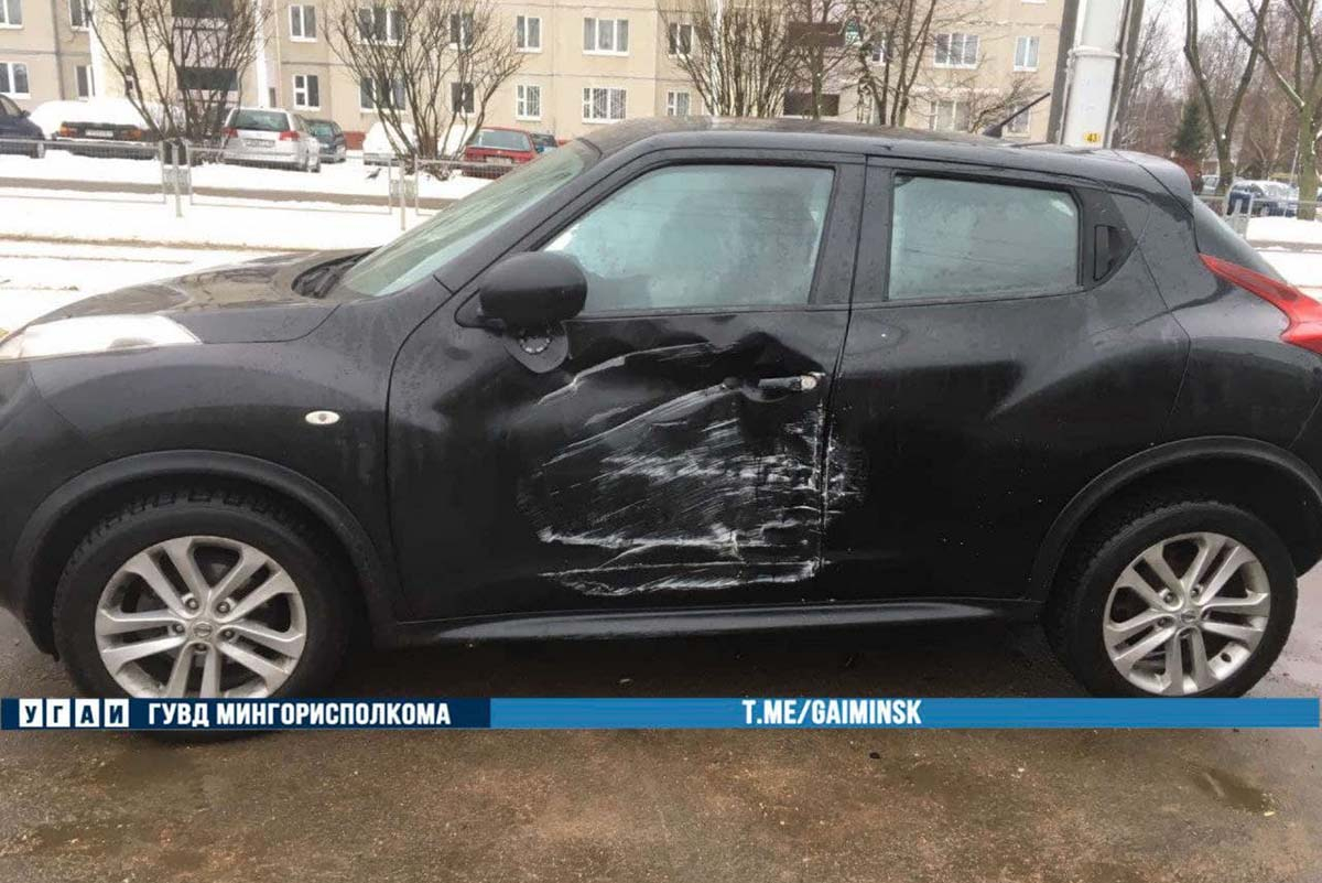 Перепутала педали: в Минске водитель Nissan сбила пешехода и врезалась в столб