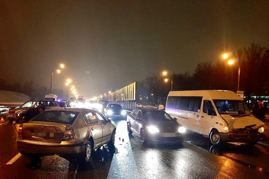Три "легковушки" и маршрутка столкнулись в Минске