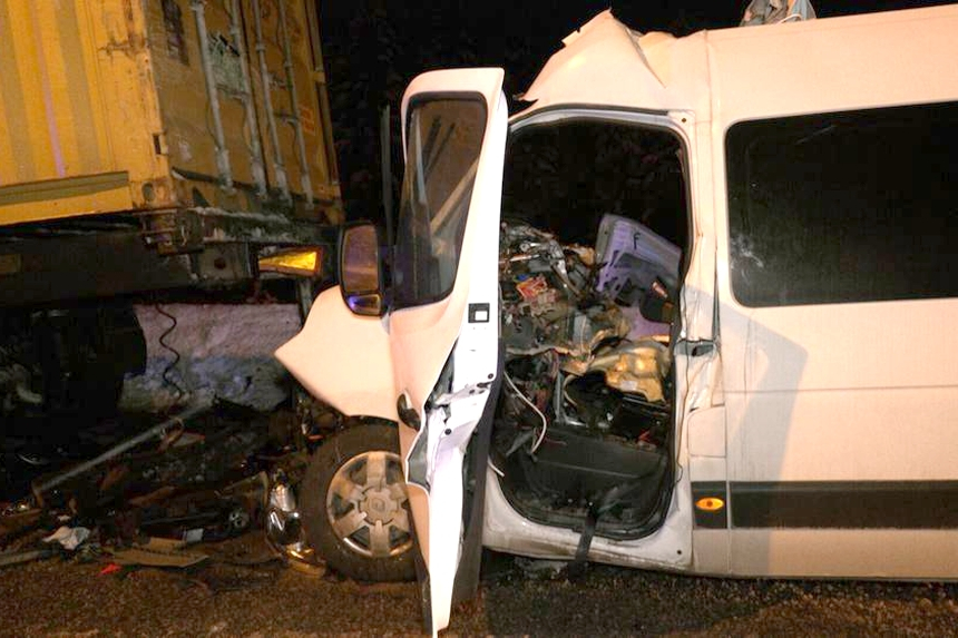 Микроавтобус на белорусских "номерах" врезался в контейнеровоз в Латвии – погибли водитель и пассажир