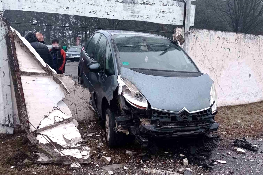 Citroёn пробил бетонный забор в Пинске. Виновата летняя резина?
