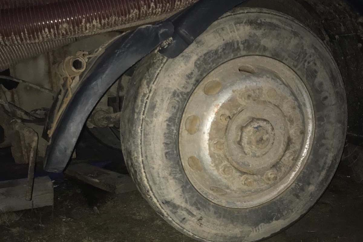 Под Минском колесо грузовика прижало руку мужчины во время ремонта. Вызывали МЧС