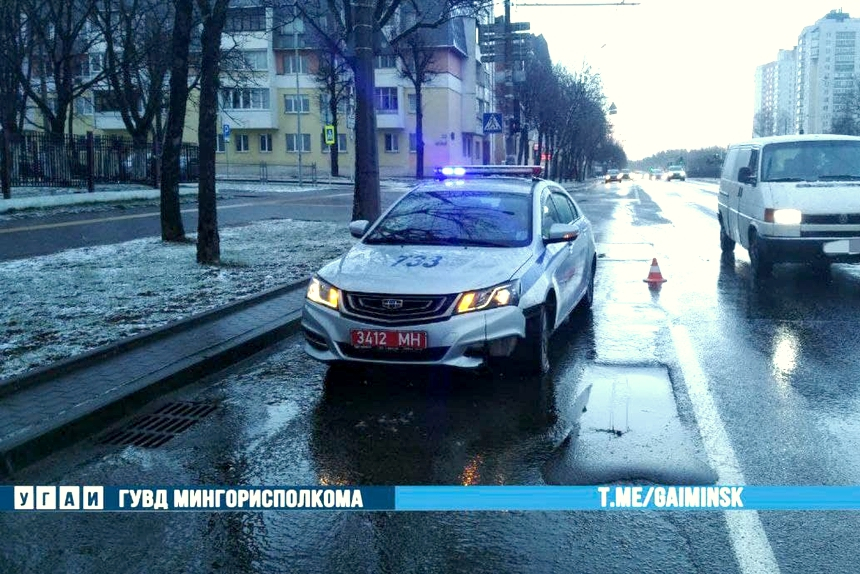 Милицейская машина и электросамокат столкнулись на улице Филимонова в Минске