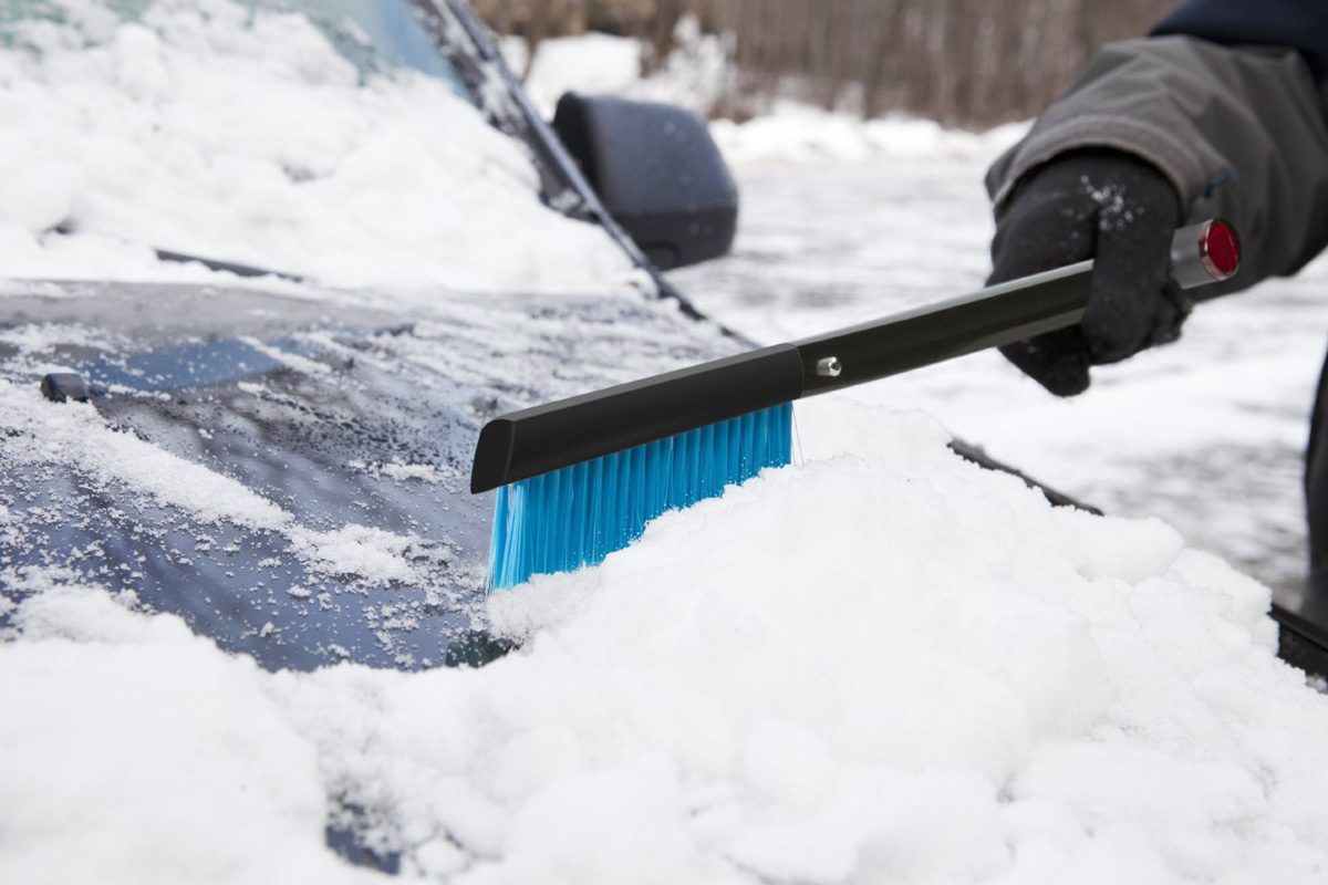 Сметая снег, царапаешь кузов. Как очистить машину и избежать весенней полировки