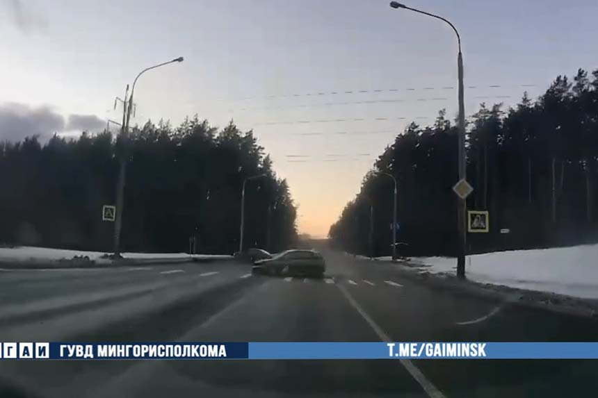 В Минске пьяная водитель Ford врезалась в Lexus на "встречке". Видео аварии