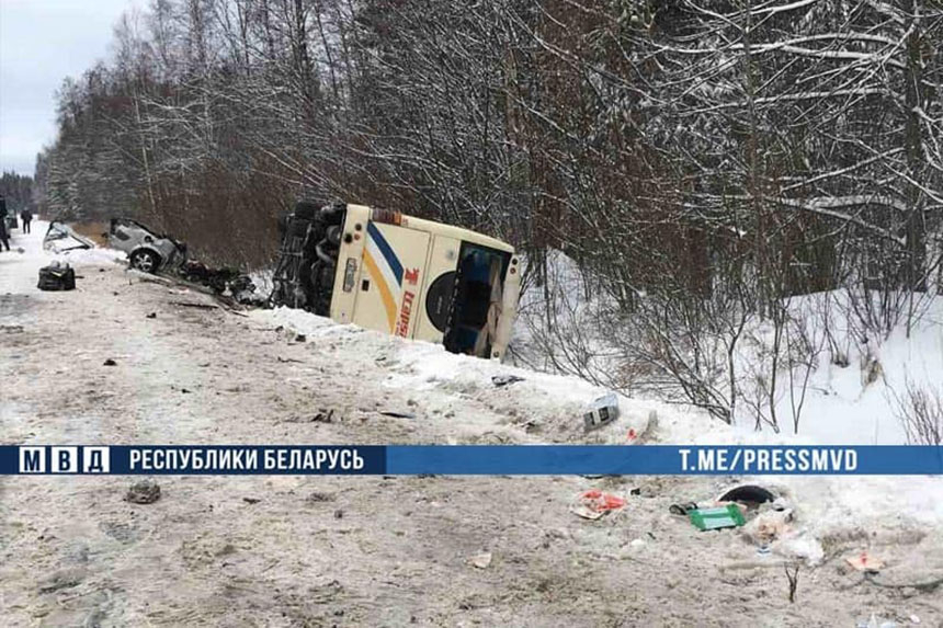 Минздав: в аварии с туравтобусом и Renault пострадал 41 человек. Погиб водитель легковушки