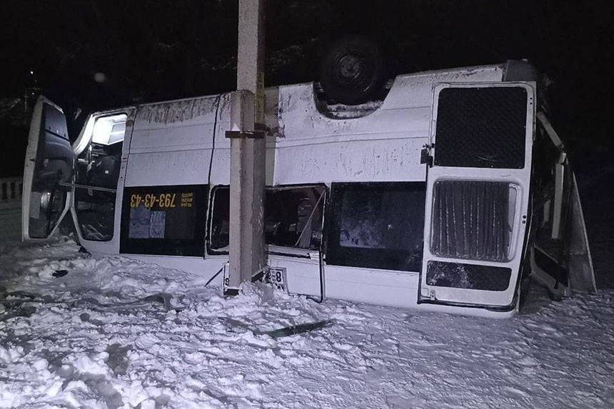 В Беларуси опрокинулись две маршрутки – 14 пострадавших. На колесах одной были изношенные шины