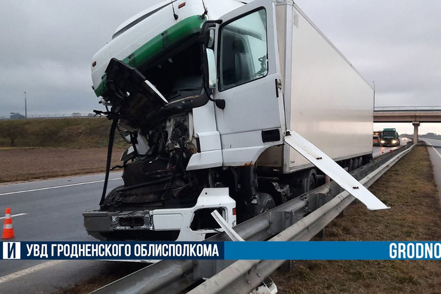 Водитель погрузчика серьезно пострадал в аварии на трассе Минск – Гродно. Что произошло