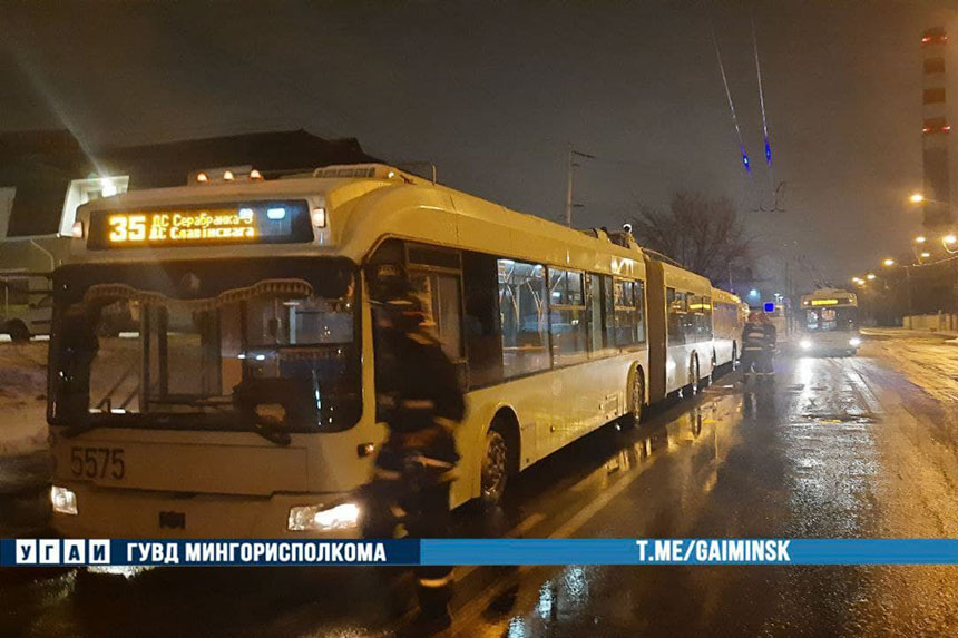 В Минске автобус насмерть сбил водителя троллейбуса