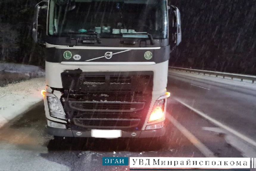 На трассе Минск – Гродно фура сбила пешехода. Личность погибшего устанавливают