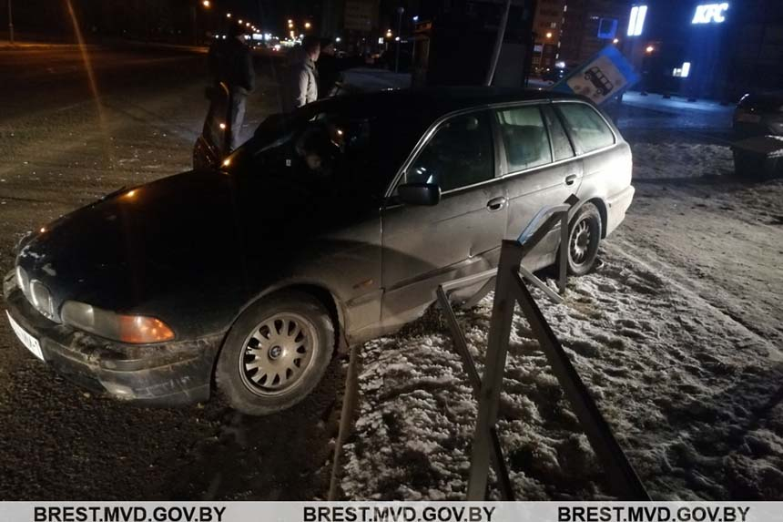 17-летний пьяный "бесправник" на BMW совершил аварию в Кобрине. Без столба не обошлось. Видео