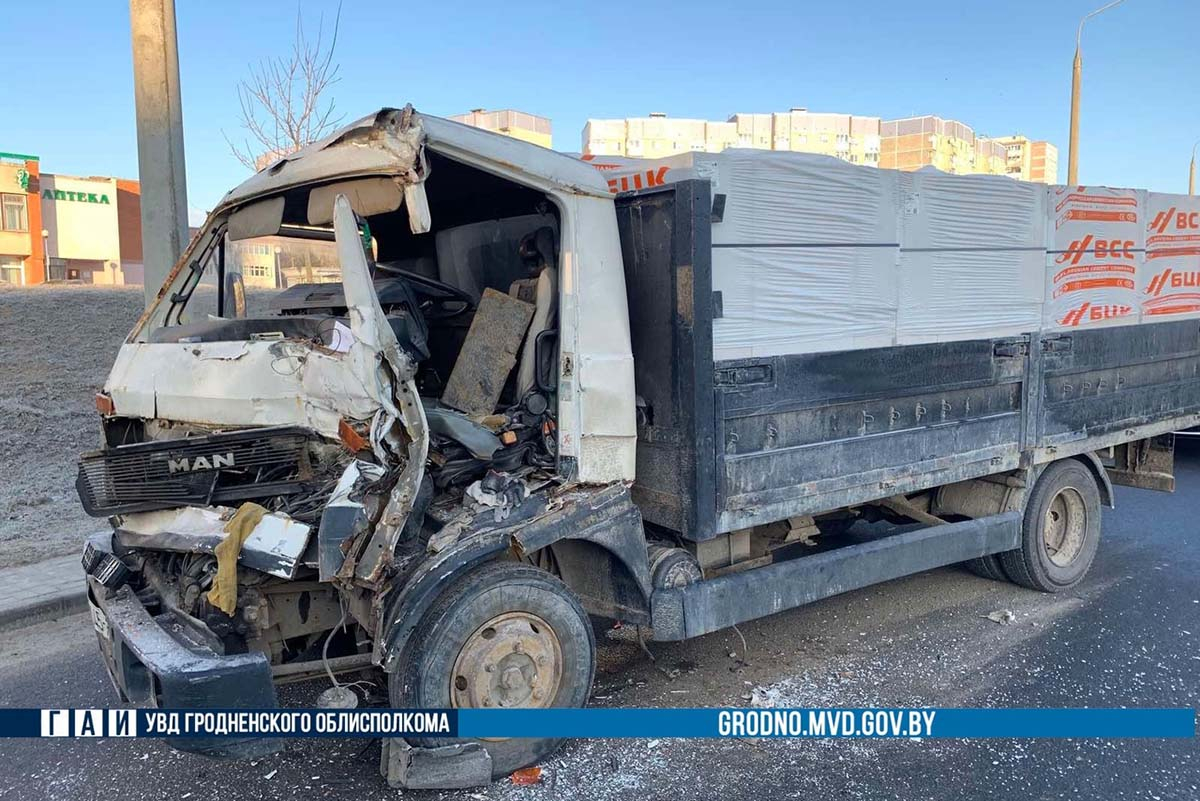 Появилось видео столкновения двух грузовиков в Гродно. ГАИ: оба без техосмотра (обновлено)
