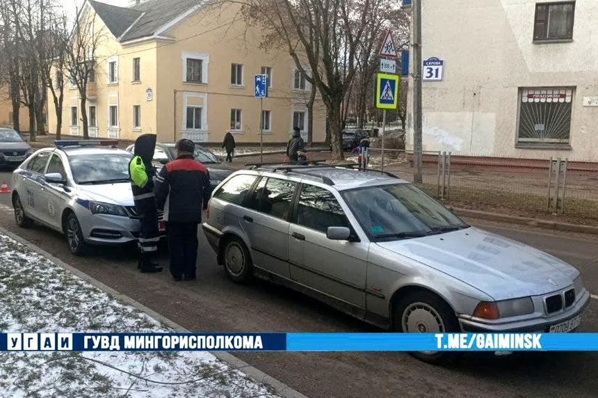 BMW в Минске зацепил зеркалом пешехода – тот упал и получил телесные повреждения