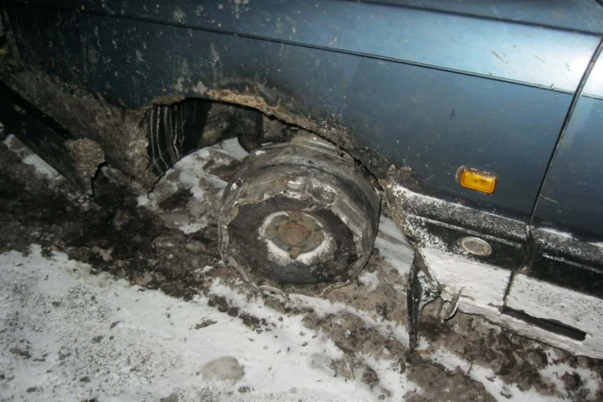 Пограничники открыли огонь по колесам Audi, который вне дорог ехал в сторону Украины