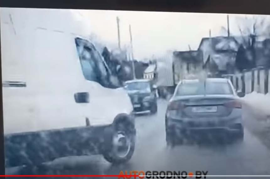 Безумие: водитель Iveco чуть не разбил четыре автомобиля. Видео из Гродно