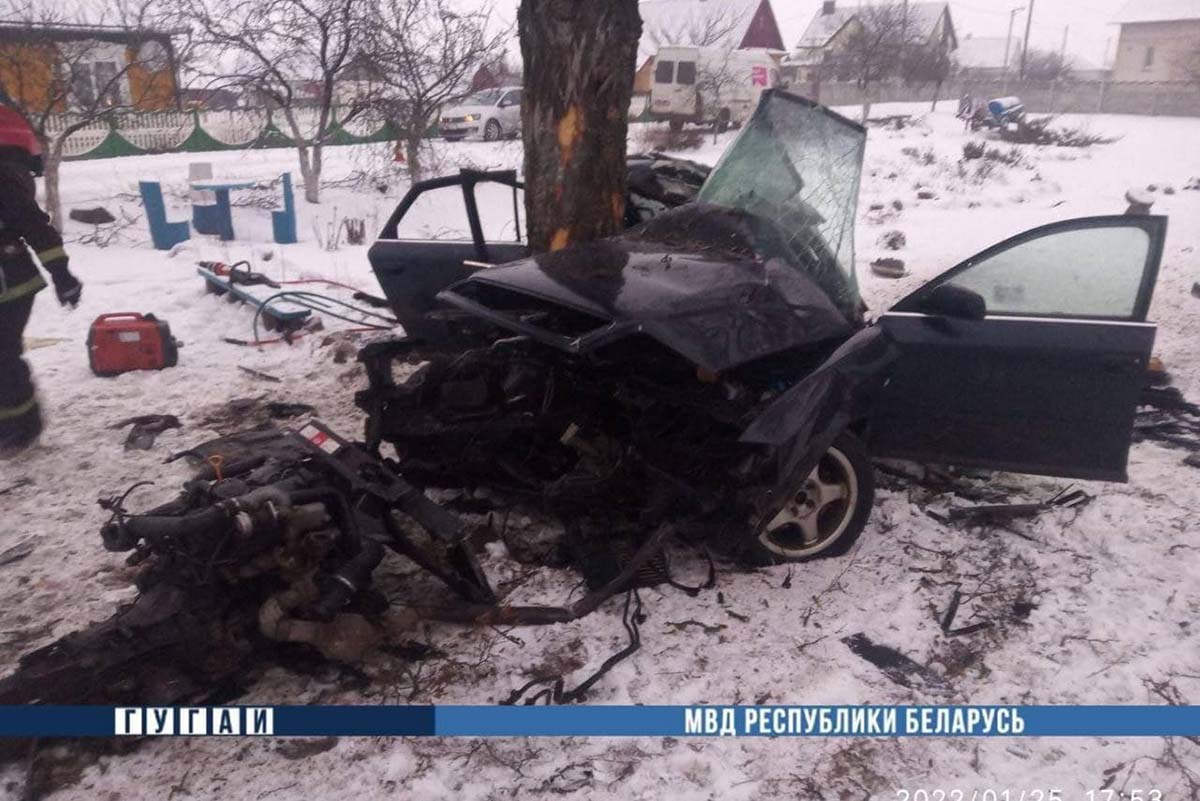 Под Лунинцом Audi разбилась о дерево – один человек погиб, двое пострадали