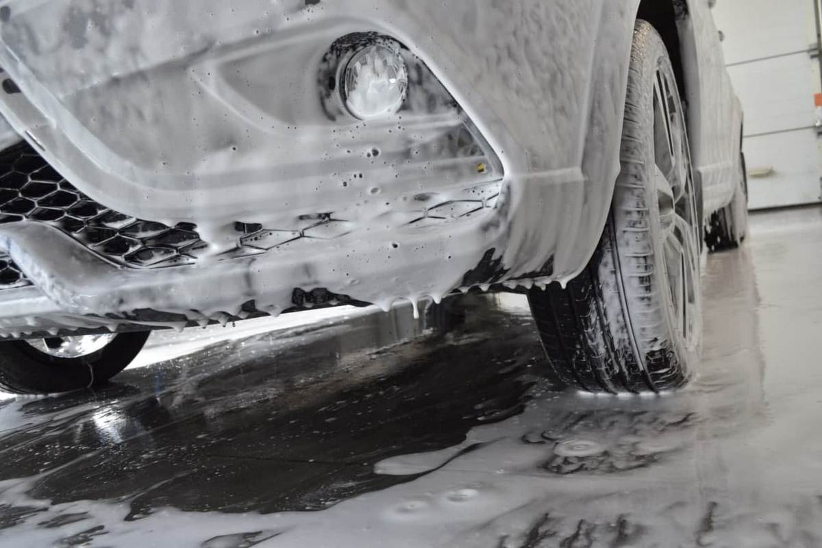 Где зимой помыть машину в тепле? Рассказываем про "самомойки" с закрытыми боксами
