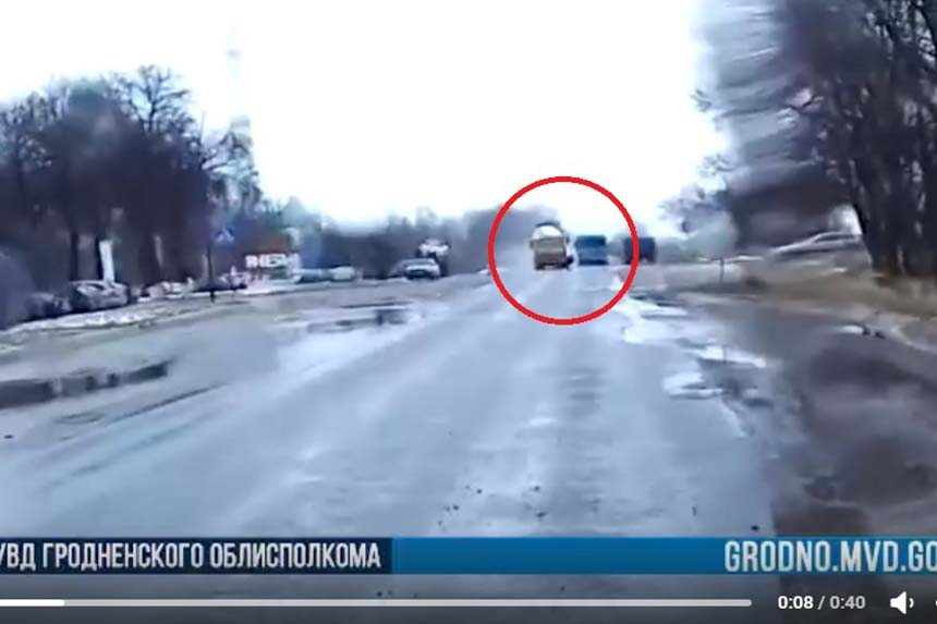В Гродно парень чудом выжил после того, как его сбил КАМАЗ. Все потому, что оказался между колес