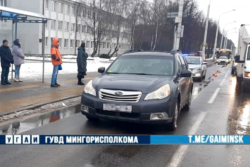 Легковой автомобиль в Минске сбил женщину, которая шла к трамваю