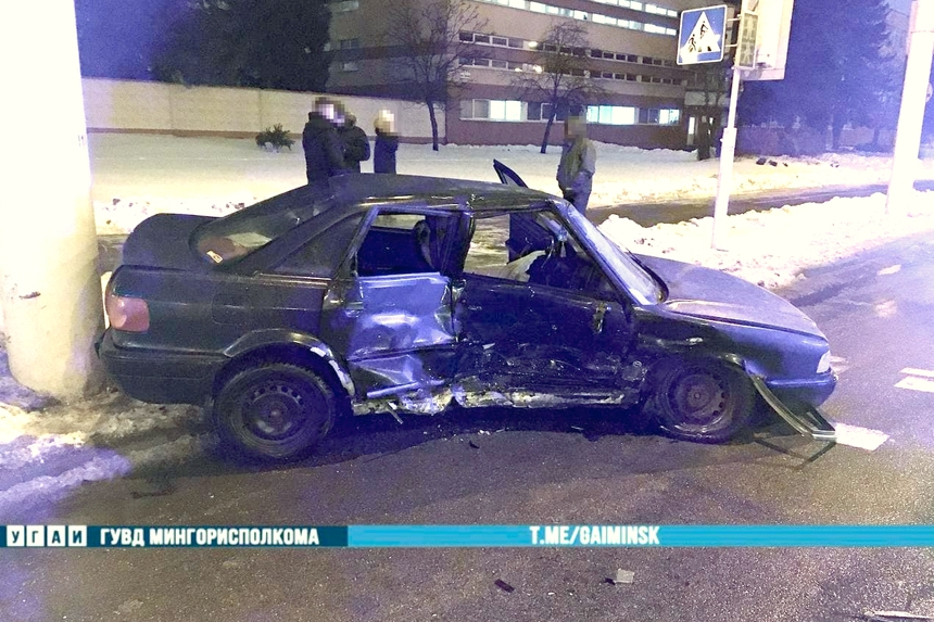 Tesla врезалась в Audi на перекрестке в Минске – пострадала 20-летняя пассажирка