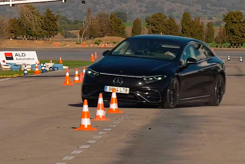 Видео: электрический Mercedes-Benz EQS проезжает "лосиный тест" (спойлер: не очень быстро)